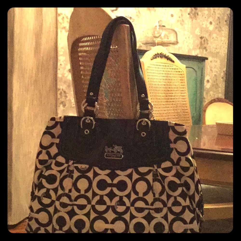 Classic black and white shoulder bag